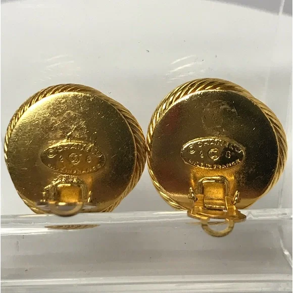 CHANEL 24K Plated Vintage Pearl Earrings ✨🤩 - Picture 12 of 17